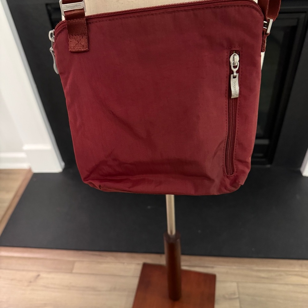 👜 Baggallini Brick Red Crossbody Travel Bag - Picture 7 of 8